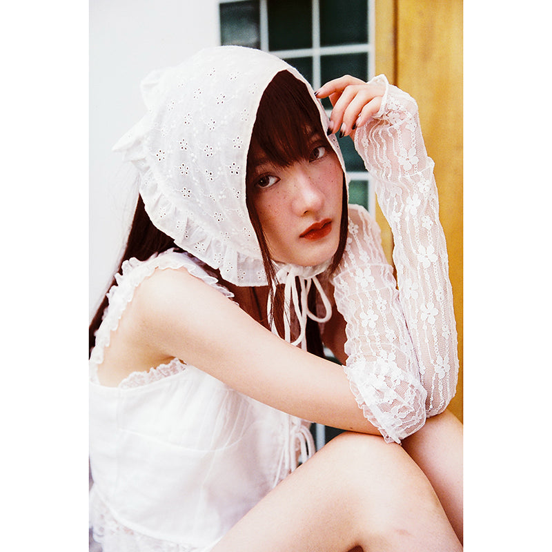 A girl has film - SAHARA 400D 35mm Film (Expiry 09/2025)