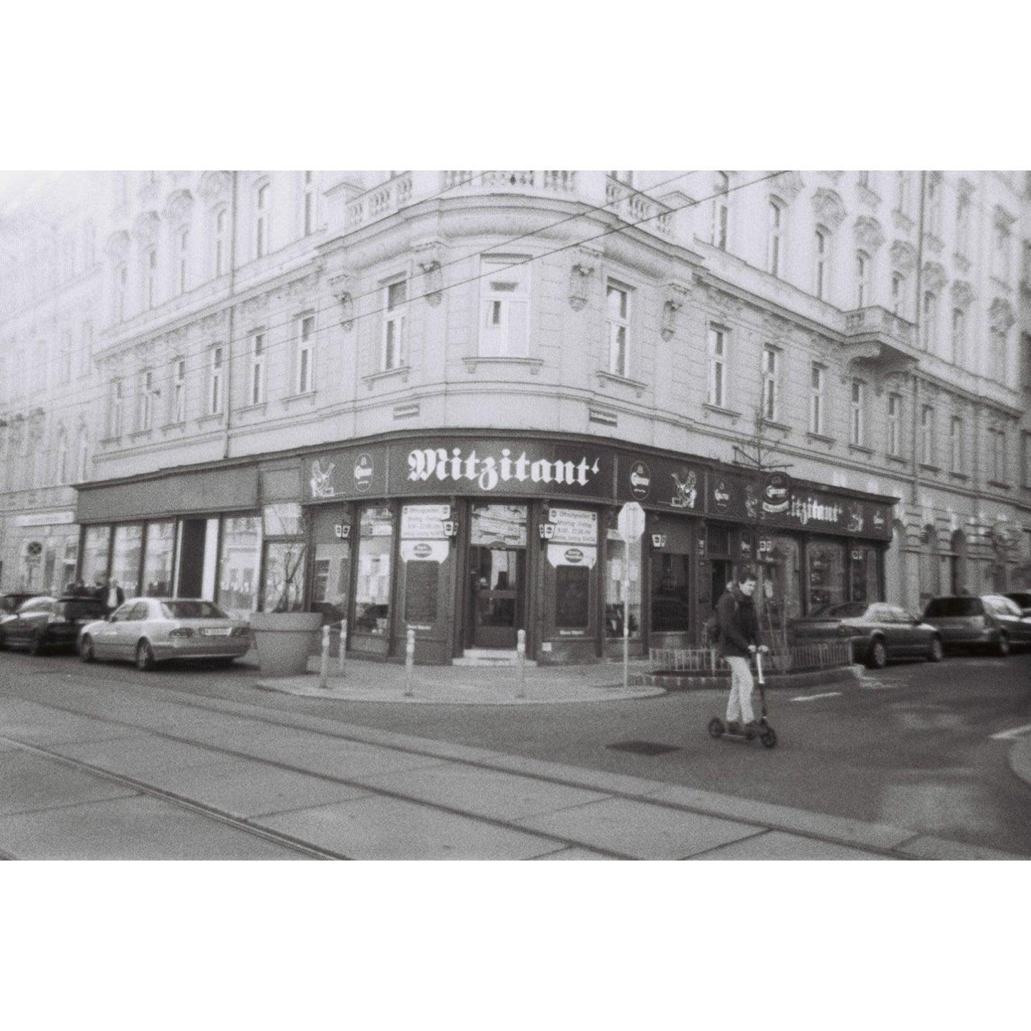 Lomography Simple Use Film Camera Black & White - 8storeytree